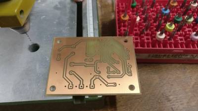 un ampli audio en cours de perçage
